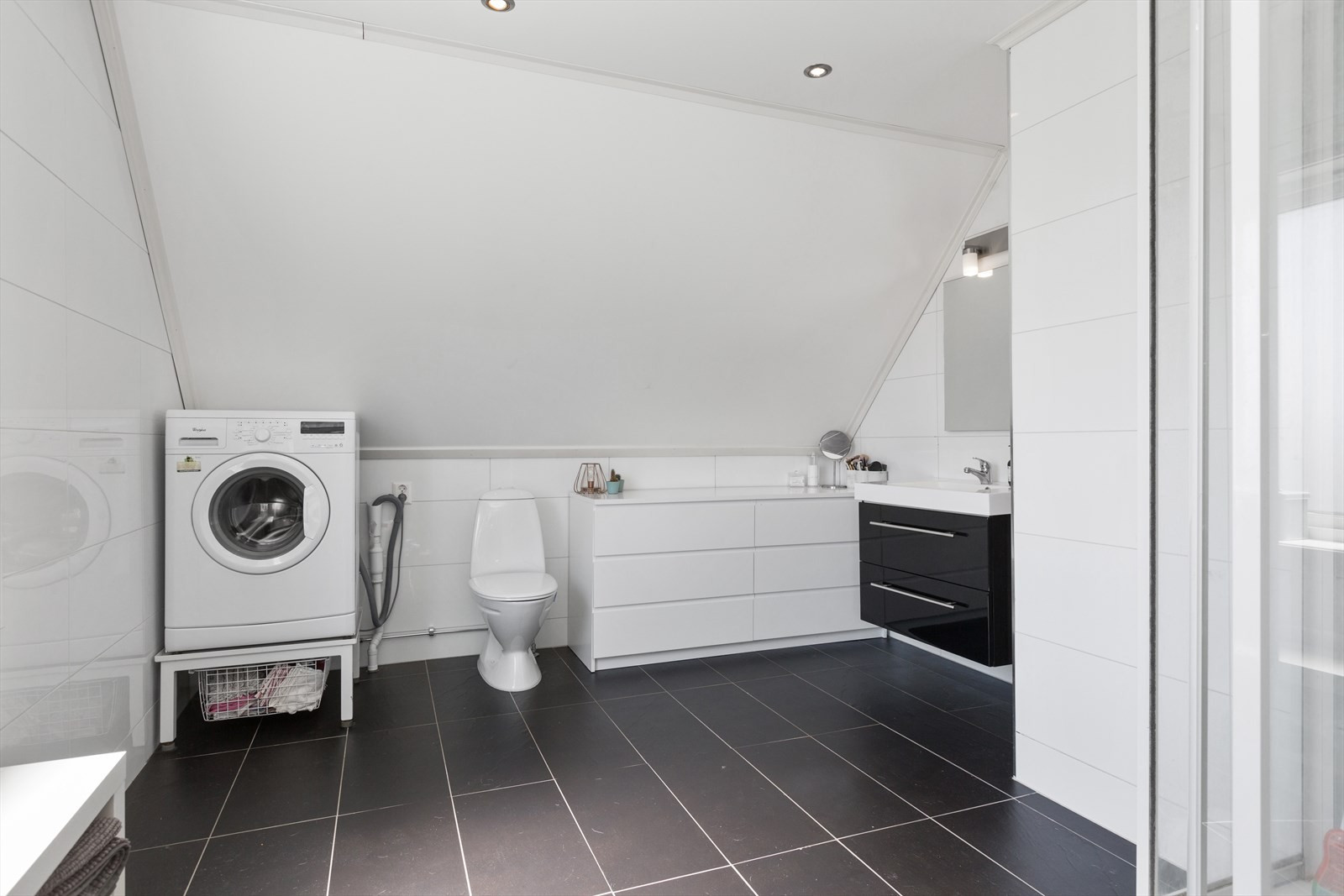 Stort bad med dusjkabinett og opplegg for vaskemaskin